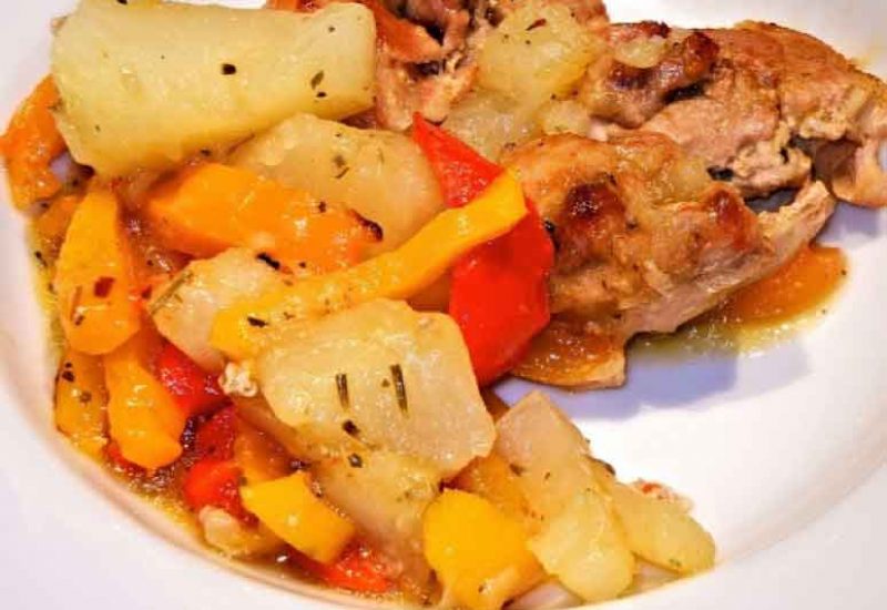 Pollo asado con manzanas