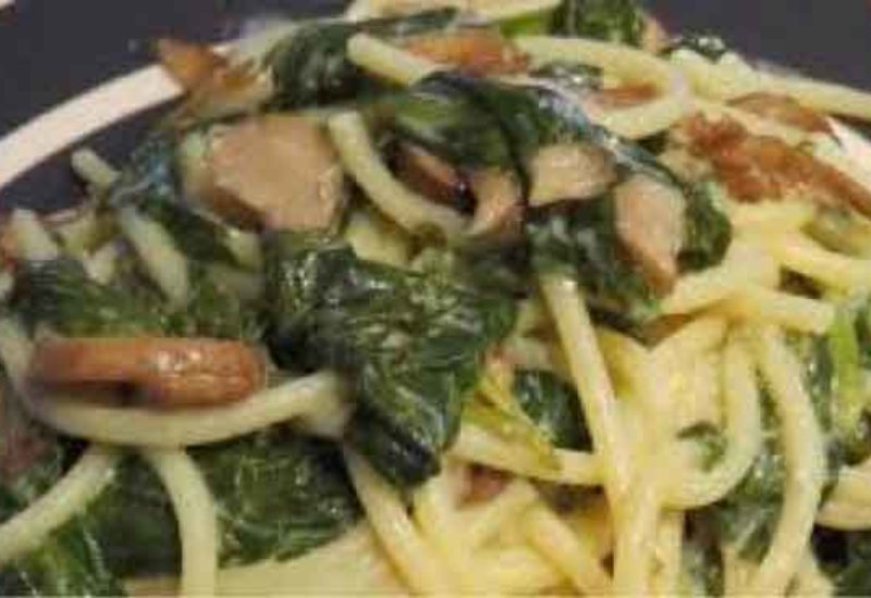 Espinacas con setas y pasta