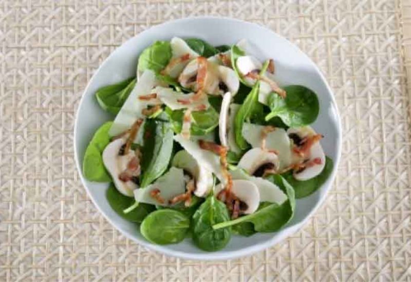 Ensalada de espinacas y parmesano
