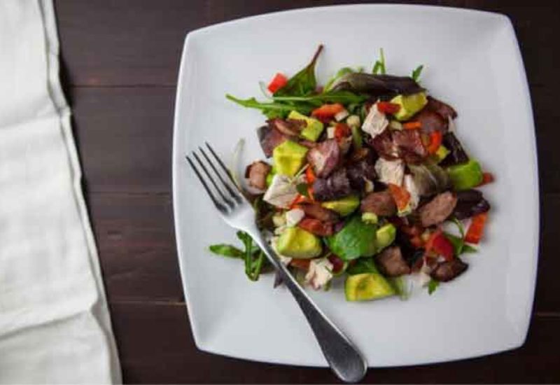 Ensalada de manzana, aguacate, queso y nueces con vinagreta balsámica