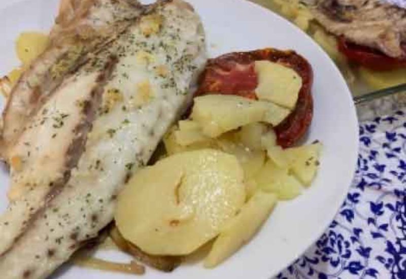 Corvina al horno con patatas y cebolla
