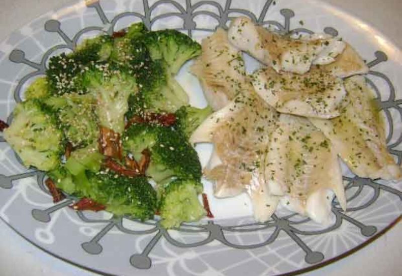 Lenguado al vapor con brócoli y mejillones