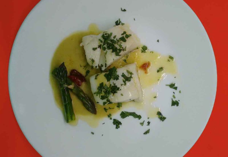 Bacalao confitado con salsa de espárragos